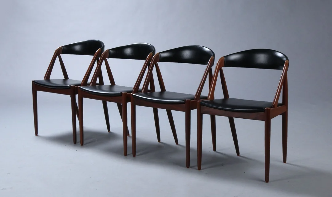 Kai Kristiansen. Et sæt på fire stole af teak med skai, model 31. (4) — Furniture/Chairs — Lauritz