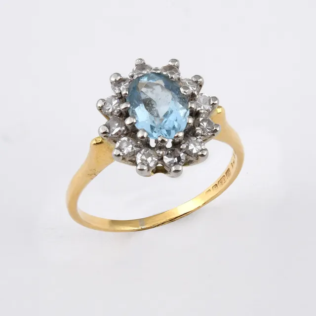 AN AQUAMARINE AND DIAMOND CLUSTER RING.