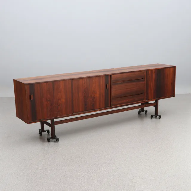 NILS JONSSON. SIDEBOARD. Jakaranda. "Arild", Troeds, Bjärnum. 1960-tal.