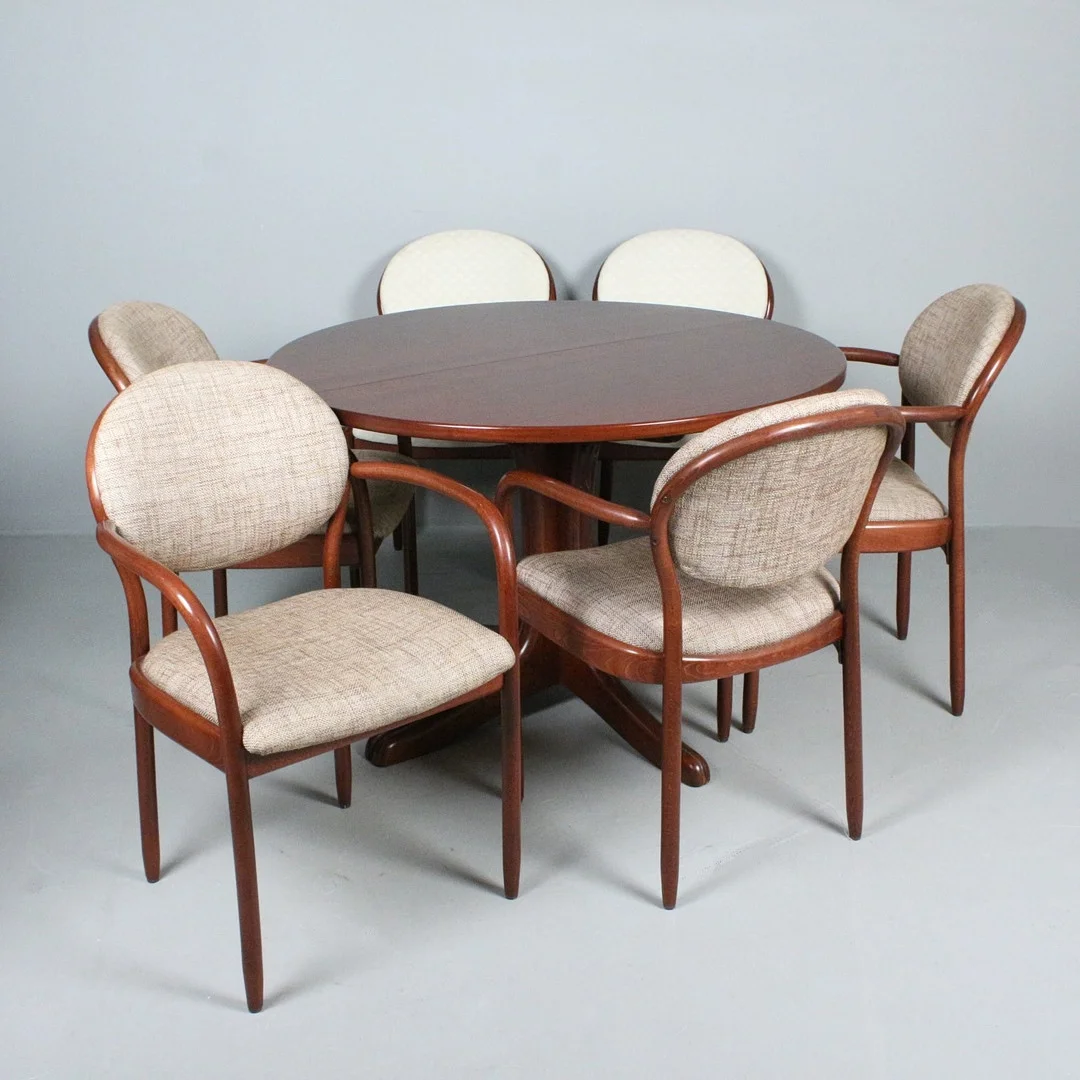 MICHAEL THONET. Esstischgruppe mit erweiterbarem Tisch und 6 Stühlen. — Dining room furniture — Stockholms Auktionsverk Düsseldorf/Neuss