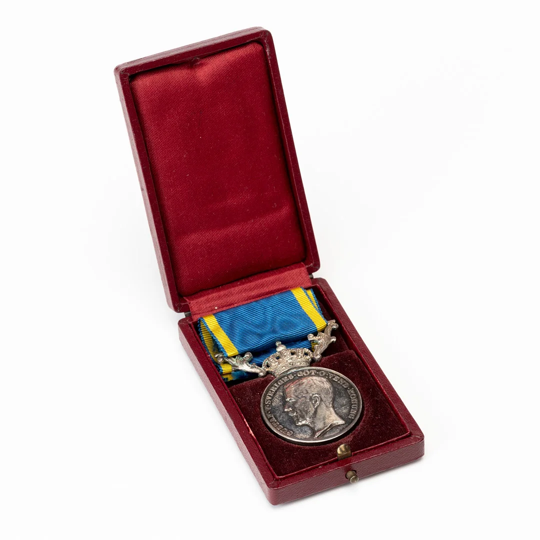 FÖRTJÄNSTMEDALJ, Gustav V, Sverige, silver. — Orders & Medals — Auktionshuset Kolonn