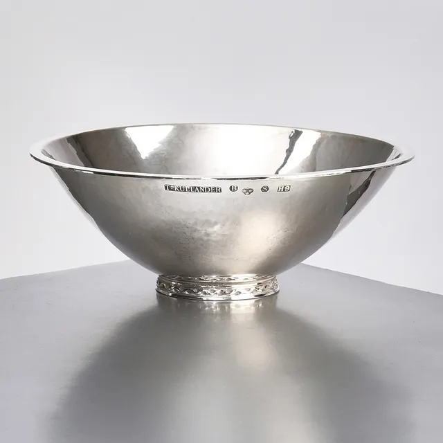 TORE KULLANDER. Skål, silver, Borås 1958, foten med vågband, lätt hamrad yta, Swedish Modern.