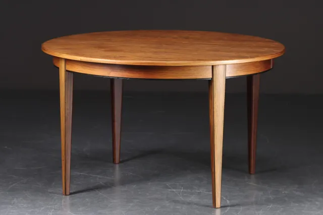 Gunni Omann for Omann Jun’s Møbelfabrik. Cirkulært spisebord af palisander med udtræk, model '55' (1+3)