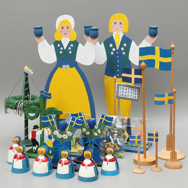 BORDSDEKORATIONER & LJUSSTAKAR, 22 delar, handgjorda, folkdräkter/midsommar.