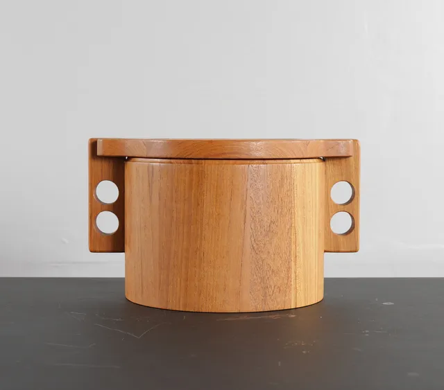 BIRGIT KROGH. Isspand af massiv teak, med indsats af orange plast. Fremstillet og mærket i bunden. Woodline, Denmark samt monogram BK. Danmark, 1960'erne.