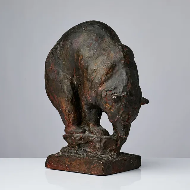 ARVID KNÖPPEL. skulptur, björn, patinerat gips, signerad i godset Knöppel.