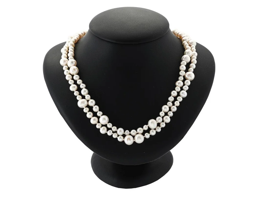 PÄRLCOLLIER, odlade sötvattenspärlor, längd ca 96 cm, vikt 54,8 g. — Smycken/Pärlcollier — Kaplans