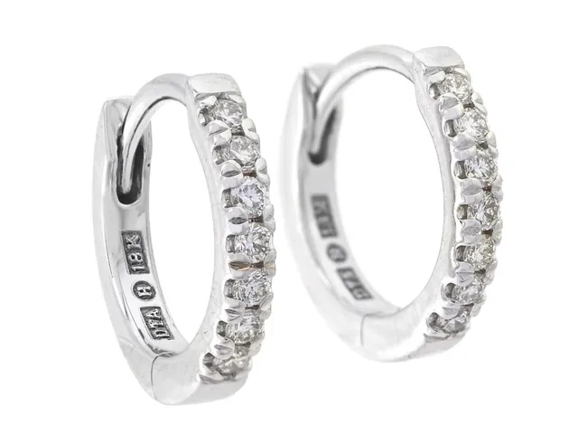 ÖRRINGAR, 18K vitguld, 14 briljantslipade diamanter ca 0,13 ctv, ca TW-W/VS, stift, diameter 11,0 mm, vikt 1,7 g.