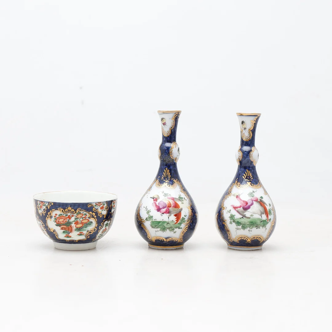 Set of two miniature English bottles and bowl in Worcester porcelain, third quarter of the 18th Century. — European — Balclis
