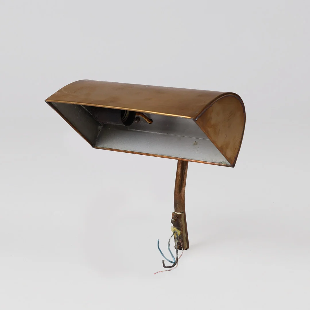 PALLE SUENSON (1904-87). TILSKREVET. Kontor lampe af messing, 1930'erne. — Wall Lights — Palsgaard Kunstauktioner