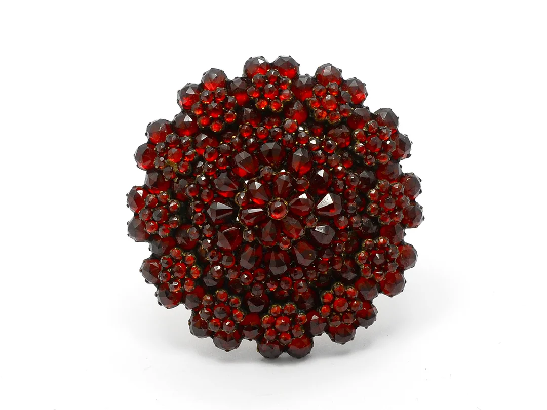BROSCH, förgyllt silver, granater, 4,5 x 4,5 cm, vikt 15,7 g. — Smycken/Brosch — Kaplans