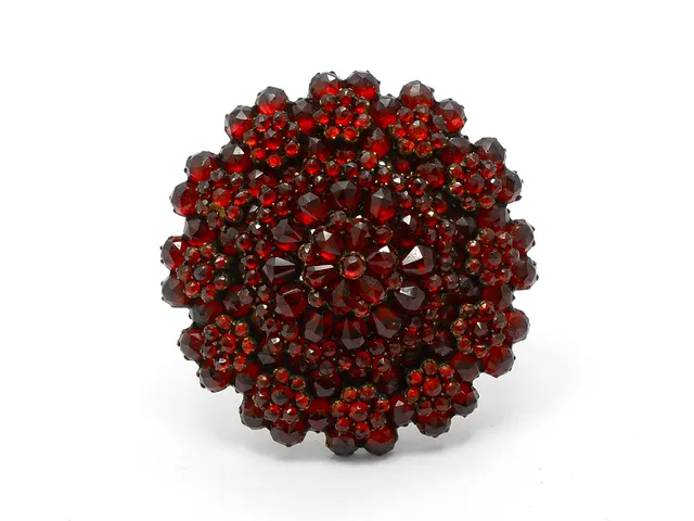 BROSCH, förgyllt silver, granater, 4,5 x 4,5 cm, vikt 15,7 g.