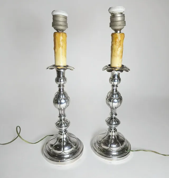 PAR DE LÁMPARAS FORMA DE CANDELERO EN PLATA.