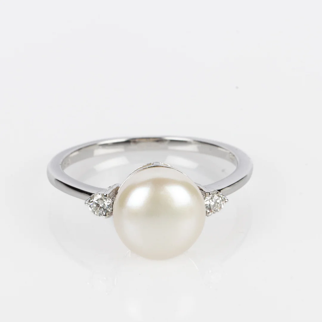 Ring of 9 kt. white gold with freshwater pearl and diamonds, size 56 — Jewellery/Rings — Lauritz
