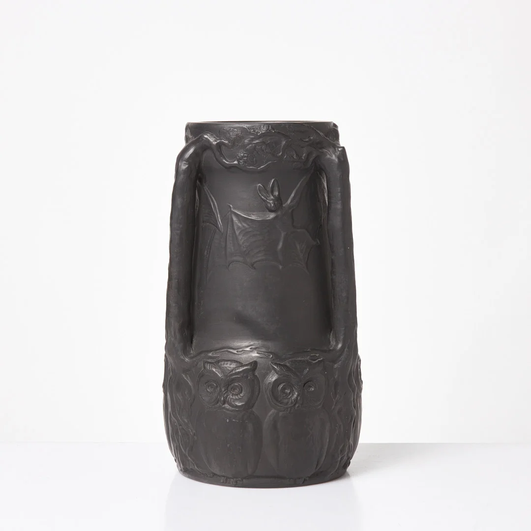 LAURITZ HJORTH. Vas, jugend, terracotta, modellnr 652, Bornholm, Danmark, stämpelsignerad, 1900-talets början. — European — Stockholms Auktionsverk Sickla
