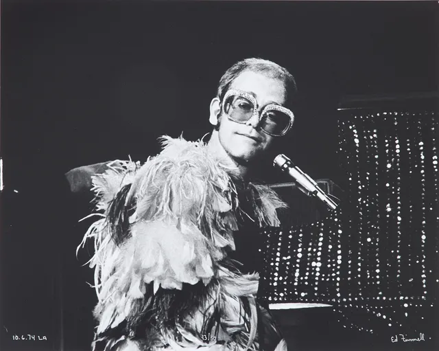 ED FINNELL (USA/SVERIGE, FÖDD 1956). Elton John, "Goodbye Yellowbrick Road Tour", Los Angeles, 6 Oktober 1974, signerad Ed Finnell numrerad 13/50.