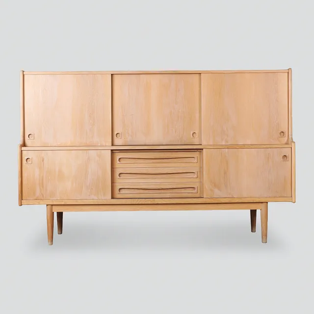 JOHANNES ANDERSEN. Høj skænk af egetræ, model 31, 1960'erne.