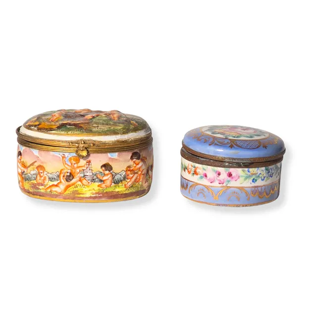 PAR DE CAJAS JOYEROS EN PORCELANA EN RELIEVE Y POLICROMADA A MANO. FIRMADAS EN LA BASE. CAPODIMONTE.