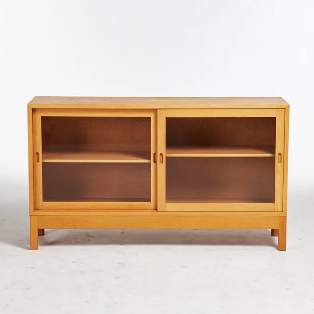 BØRGE MOGENSEN. SIDEBOARD, "Öresund", Karl Andersson & Söner, 1900-talets senare del, ek, 2 skjutdörrar med glas med bakomliggande hyllplan. etikettmärkt.