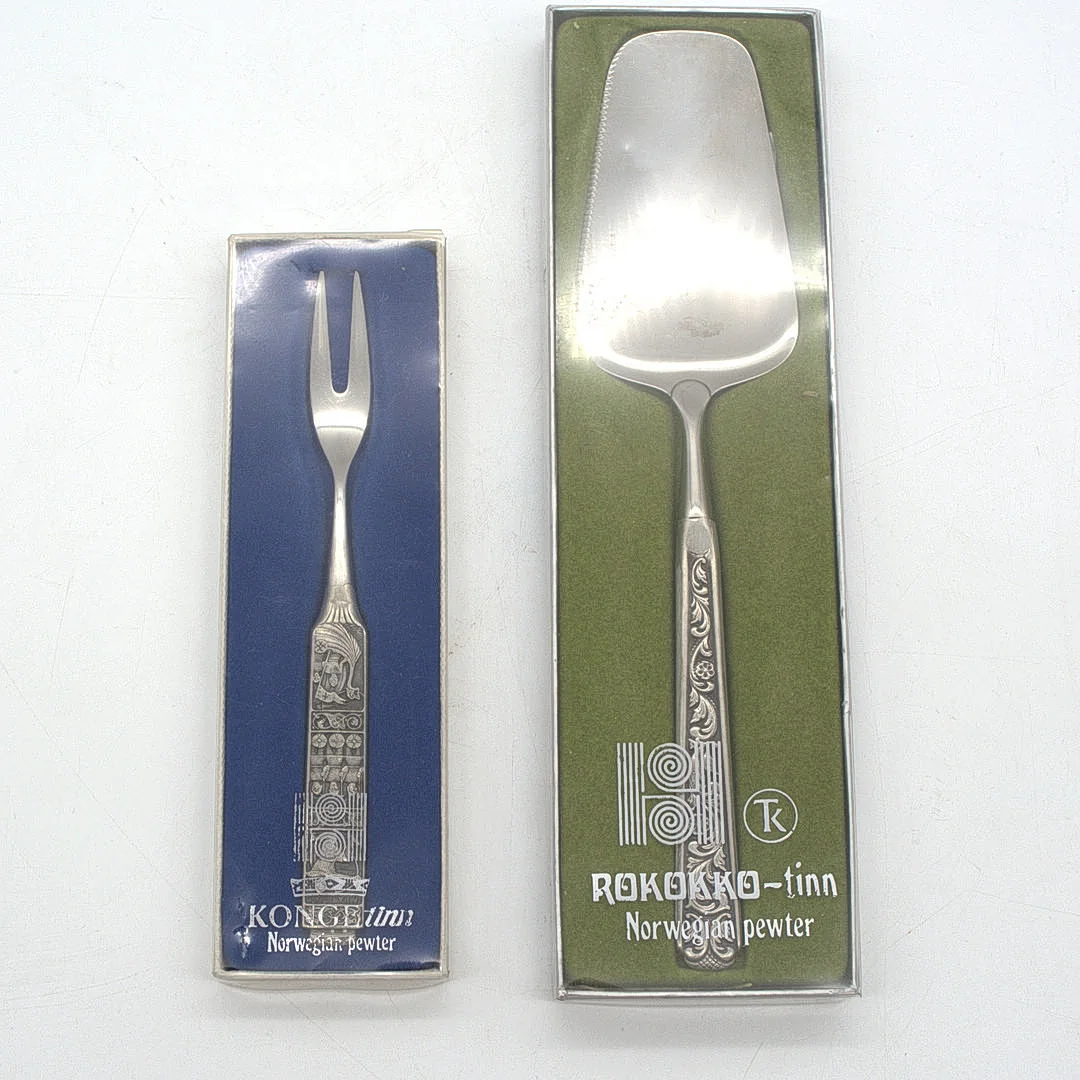 2 TEILE NORWEGISCHES VORLEGEBESTECK; VIKINGER-MOTIV. — Pewter, Brass & Copper — Kunst- und Auktionshaus Kleinhenz