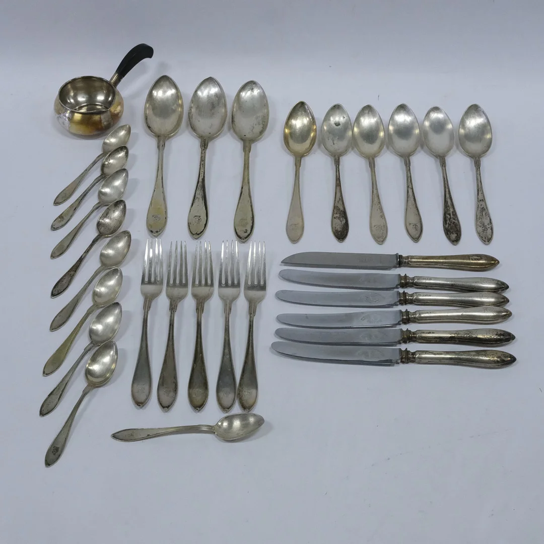 PARTI BESTICK SILVER, 1900 TALETS BÖRJAN SAMT SMÖRKANNA. — Silver — Björnssons Auktionskammare