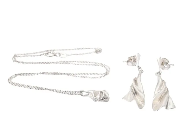SMYCKESET, sterlingsilver, hänge med kedja, örhängen, längd på kedja 47 cm, totalvikt ca 7 g.