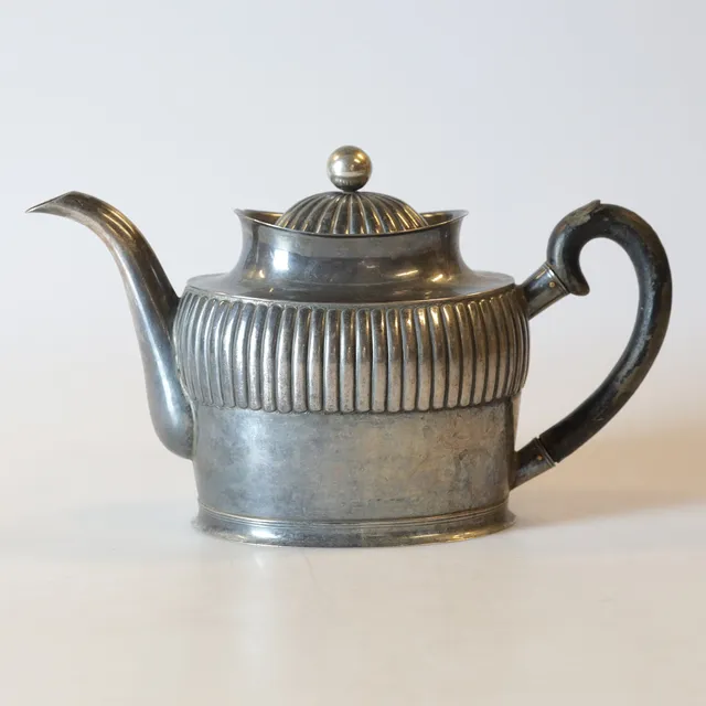 JOHAN MALMSTEDT. kaffekanna, silver, Göteborg, 1816. Totalvikt ca 776,4 gram inklusive trähandtag.