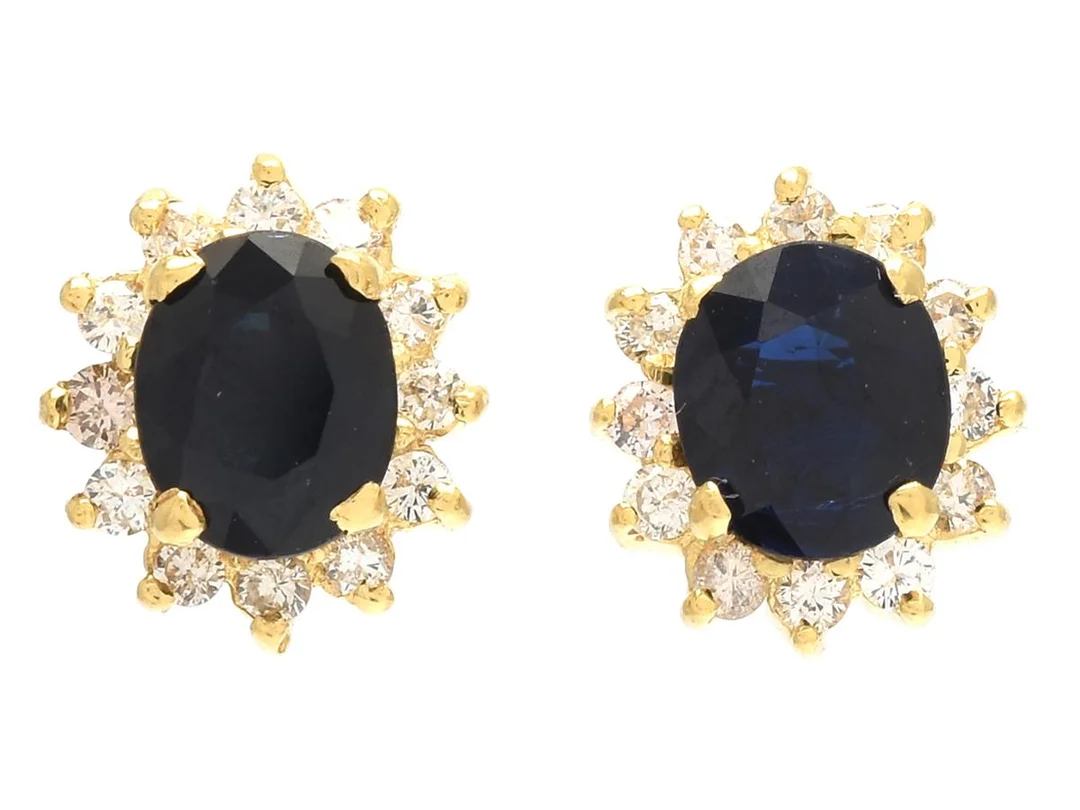 CARMOSÈÖRHÄNGEN, 18K guld, blå safirer, 24 briljantslipade diamanter ca 0,24 ctv, ca W-Cr/SI, mått 8,4 x 9,4 mm, vikt 2,6 g, stift, två skadade diamanter, svaga fattningar varav en skadad fattning. — Smycken/Örhängen — Kaplans