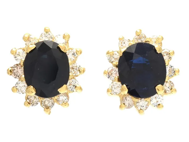 CARMOSÈÖRHÄNGEN, 18K guld, blå safirer, 24 briljantslipade diamanter ca 0,24 ctv, ca W-Cr/SI, mått 8,4 x 9,4 mm, vikt 2,6 g, stift, två skadade diamanter, svaga fattningar varav en skadad fattning.