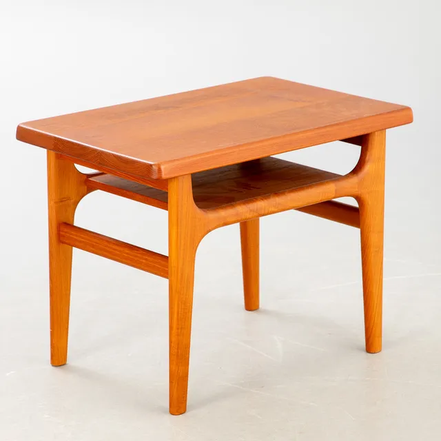 NIELS BACH. Lampentisch / Sofatisch mit Ablage, Teakholz.