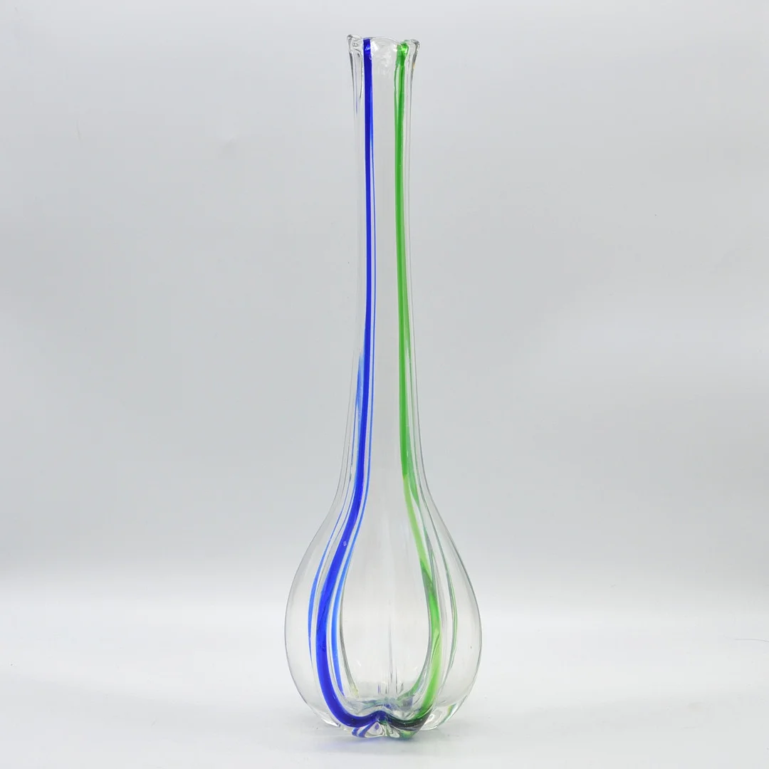 ARCHIMEDE SEGUSO. LANGE VASE, STUDIOGLAS, MURANO, ITALIEN, UM 1960ER. — Art glass — Kunst- und Auktionshaus Kleinhenz