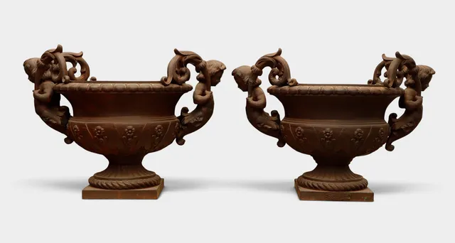 Pareja de grandes copas de jardín francesas de principios del siglo XX en hierro colado.