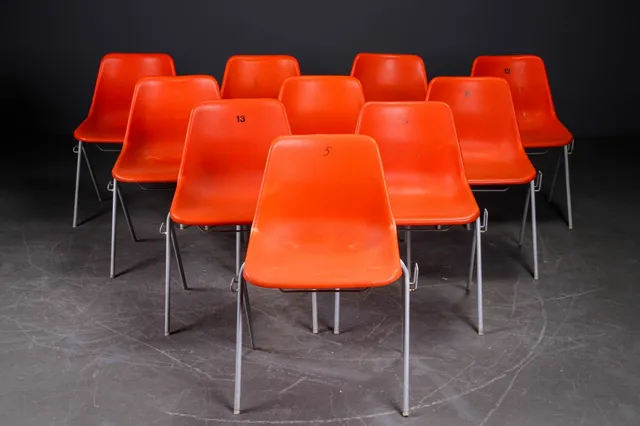 Robin Day. Ti stabelstole af orange plast (10)