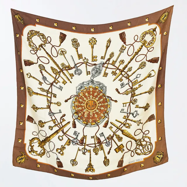 HERMÈS, "Les Clefs", scarf, siden, designad av Cathy Latham för Hermès 1965, motiv av nycklar och liljor på crèmevit botten.