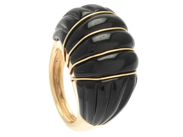 RING, 14K guld, snidad onyx, stl 18,25 mm, vikt 18,7 g.