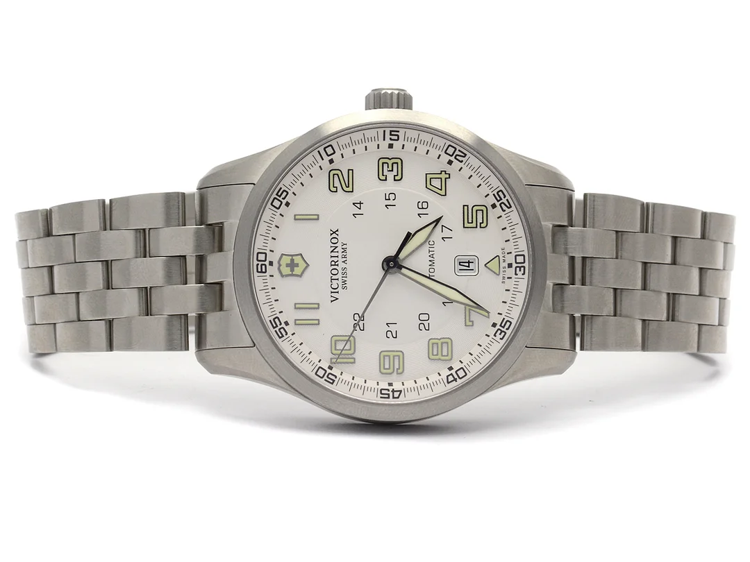 Victorinox Swiss Army, Air Boss, refnr.241505, snr.121113432, herrur, automat, safirglas, datum, glasbaksida, stål, originallänk stål, viklås, med box, ytterkartong och cert Juni 2013 — Klockor/Boss — Kaplans