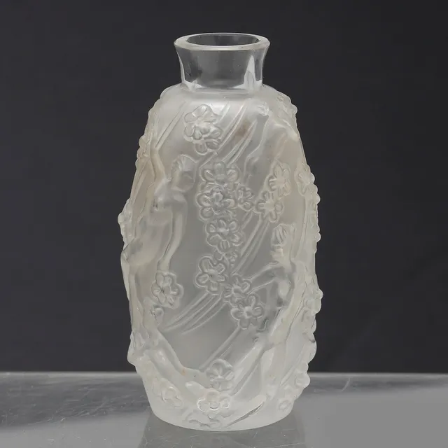 LALIQUE MANUFACTURE. Small vase.