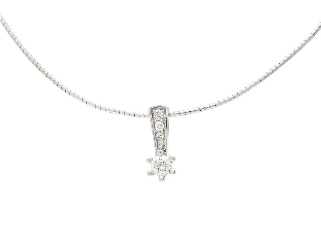 HÄNGE MED KEDJA, 18K vitguld, briljantslipade diamant ca 0,25 ctv, ca TW/VS, längd 42 cm, vikt 5,3 g. — Smycken/Hänge med kedja — Kaplans