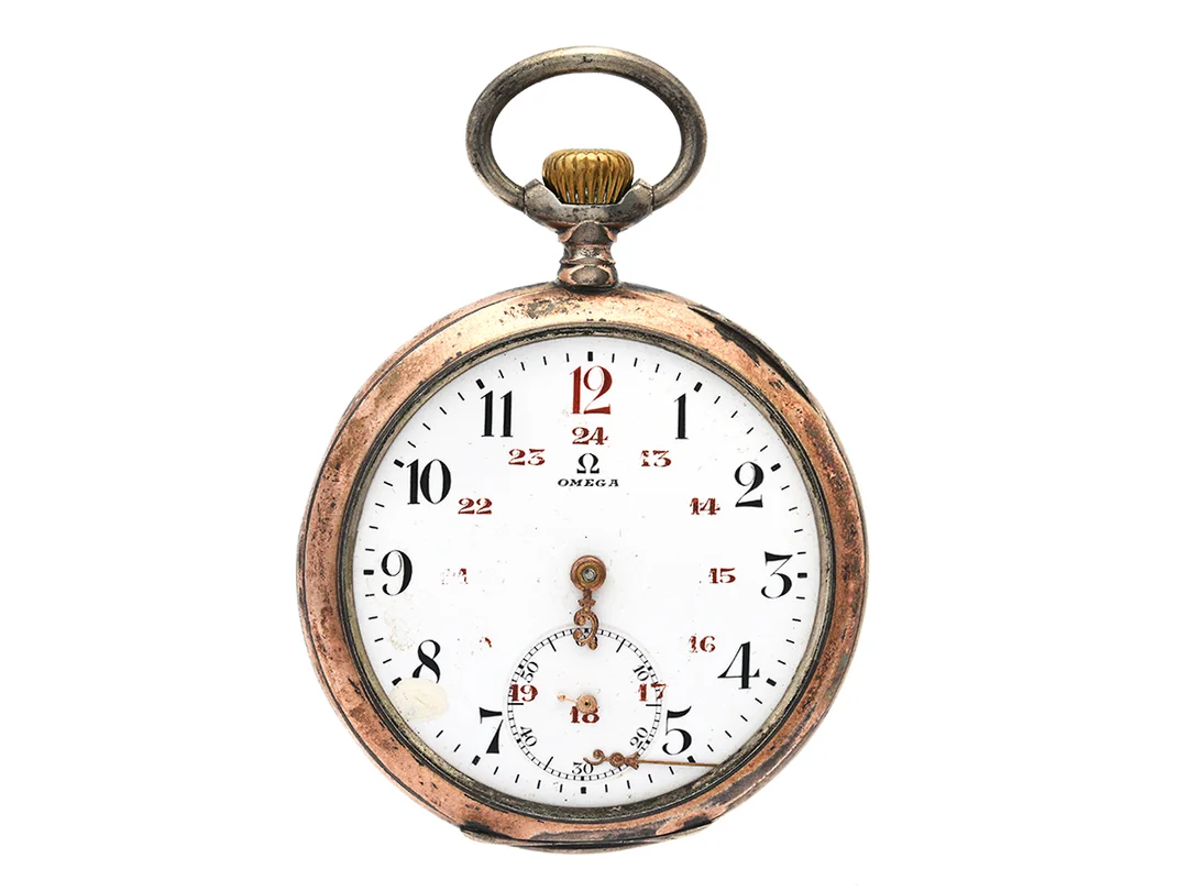 OMEGA, fickur, 51 mm, Boett nr. 3796796, silver (0,800), ankargång, saknar glas/visare, skadad urtavla, defekt, bucklor, ca 1905. — Klockor/Omega — Kaplans