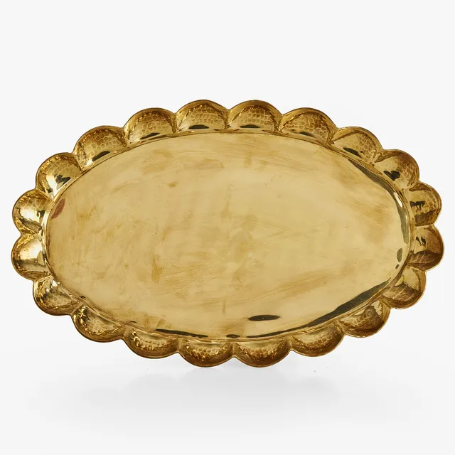 ARVID JOHANSSON. Bricka, Arvika Konstsmide, oval, handdriven mässing, konturerat brätte med hamrad yta.