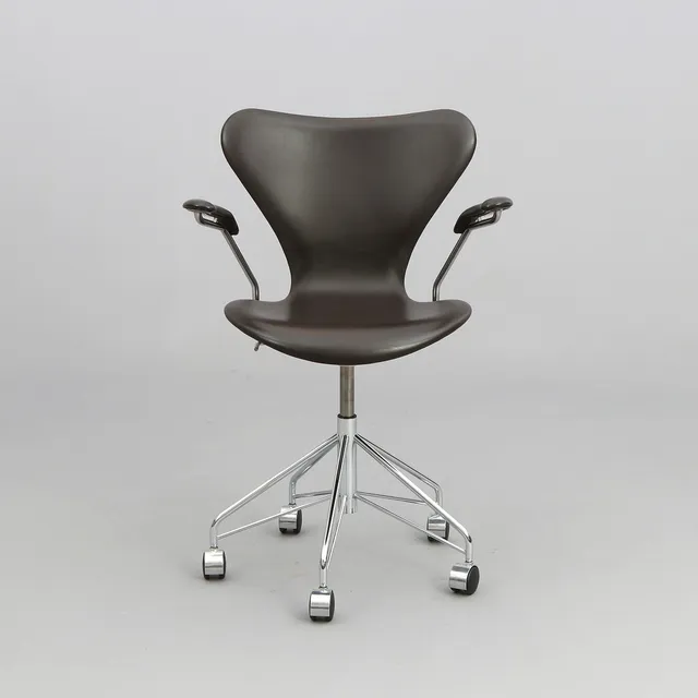 ARNE JACOBSEN. Skrivbordsstol. Mörkbrunt skinn och förkromad metall. "Sjuan", Fritz Hansen. Märkt Made in Denmark 2010.