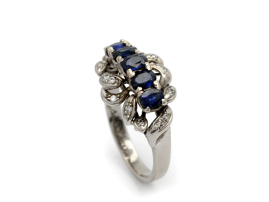 RING, 18K vitguld, 5 safirer ca 1,00 ctv, 16 åttkantslipade diamanter ca 0,05 ctv, stl 17,75 mm, vikt 4,9 g. Två safirer med nagg. — Smycken/Ring — Kaplans