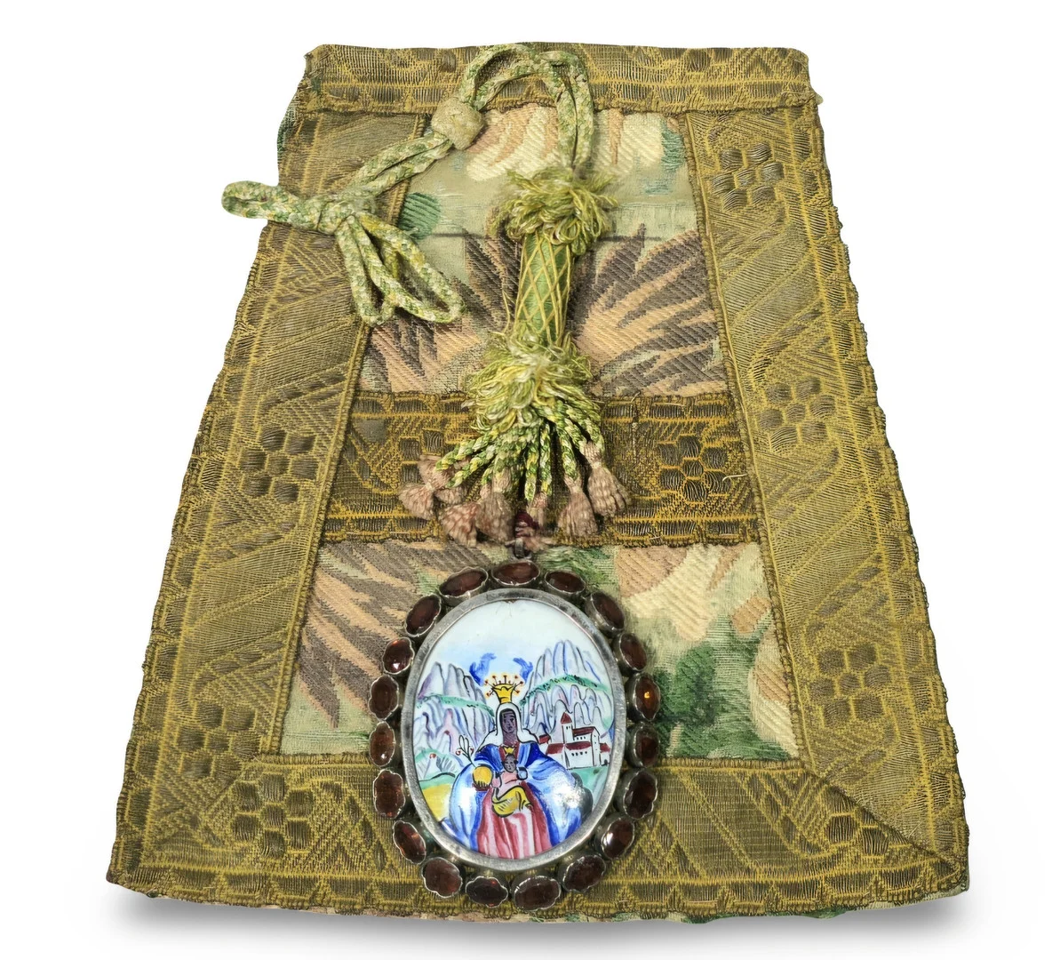 Escapulario con relicario en esmalte y plata con imagen de la Virgen de Montserrat. — Other collectables — Arce Auctions