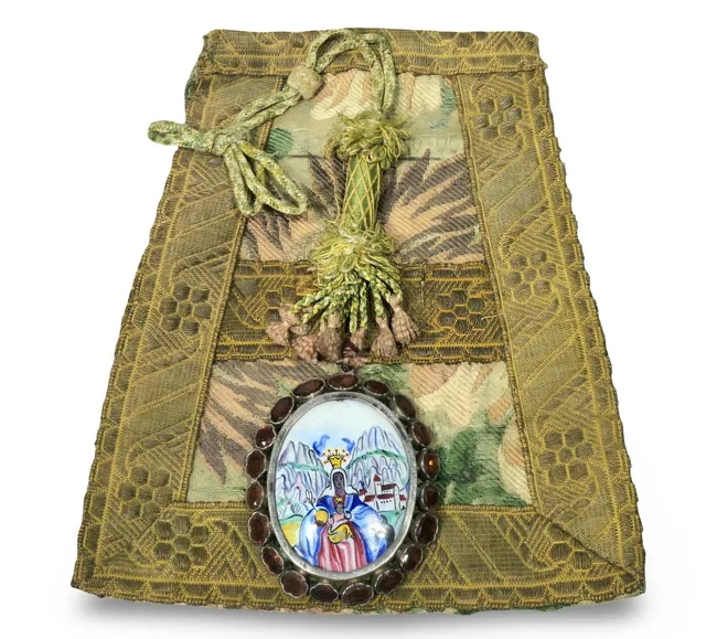 Escapulario con relicario en esmalte y plata con imagen de la Virgen de Montserrat.