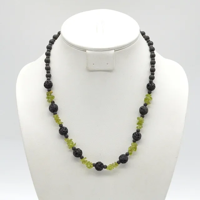 PERLENCOLLIER AUS PERIDOT UND LAVA, AM METALLFADEN MIT VERSCHLUSS, SPÄTE 20. JH., CA. 49 CM.