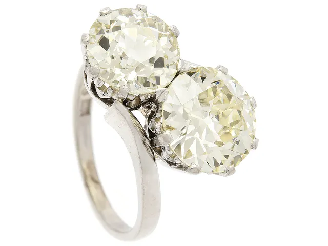 RING, platina, 2 äldre briljantslipade diamanter 3,50 ct och 2,82 ct enligt gravyr, ca Ca(M)/VS-SI1, Owen & Larsson Co, Stockholm 1962, stl 16,75 mm, vikt 9,5 g, diamanterna med nagg och naturaler på rondisterna.