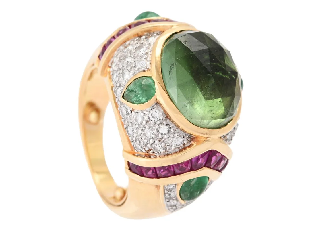 RING, 18K guld, grön turmalin, smaragder, rubiner, briljantslipade diamanter ca 0,60 ctv, ca TW/VS, stl ca 15 mm, vikt 14,6 g, storleksändrad med pålödda kulor i ringskenan. — Smycken/Ring — Kaplans