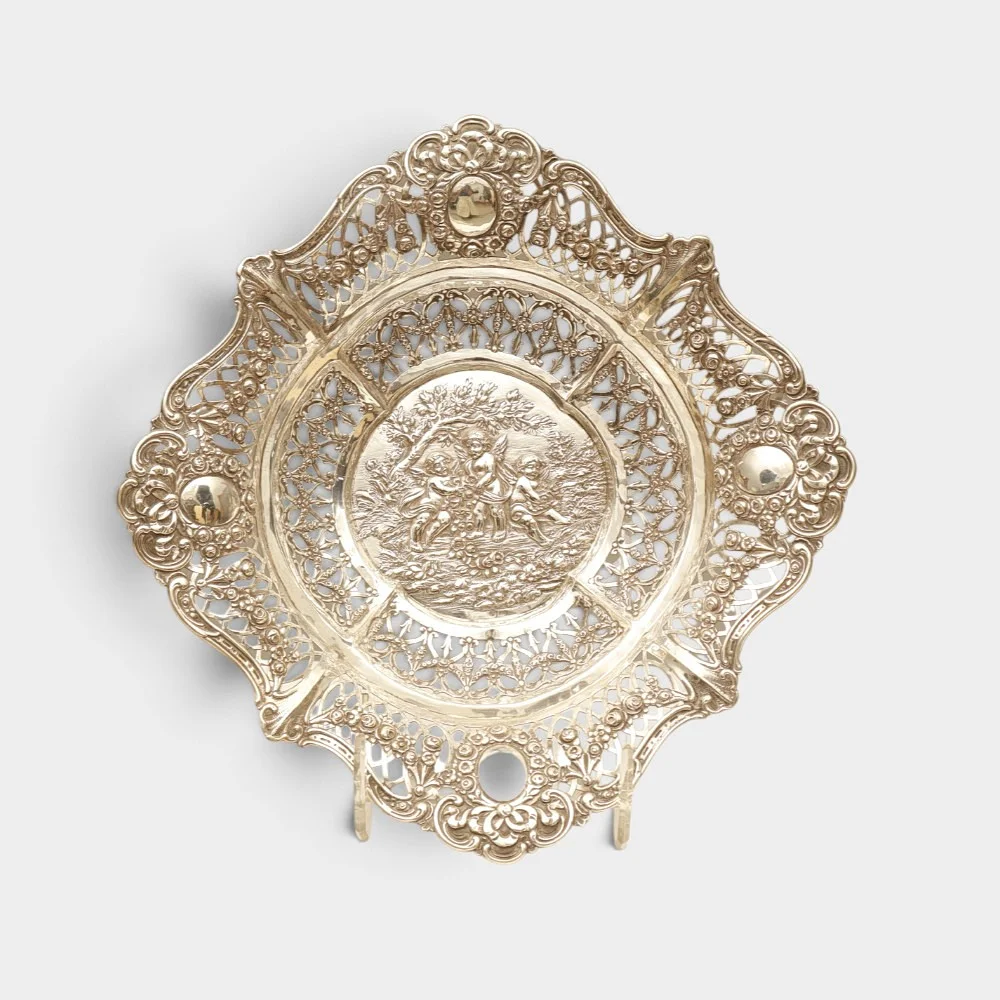 Cesta frutera en plata punzonada 916. Decoración clásica calada y repujada. — Silver — Barcelona Auctions