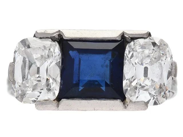 RING, platina, 2 kuddslipade diamanter ca 1,90 ctv, ca W(H)/VVS2, safir ca 1,50 ct, skadade kanter, 8 äldre åttkantslipade diamanter ca 0,18 ctv, 14 små safirer, stl 16,25 mm, vikt 4,0 g, tolv safirer saknas i det undre galleriet som behöver repareras,