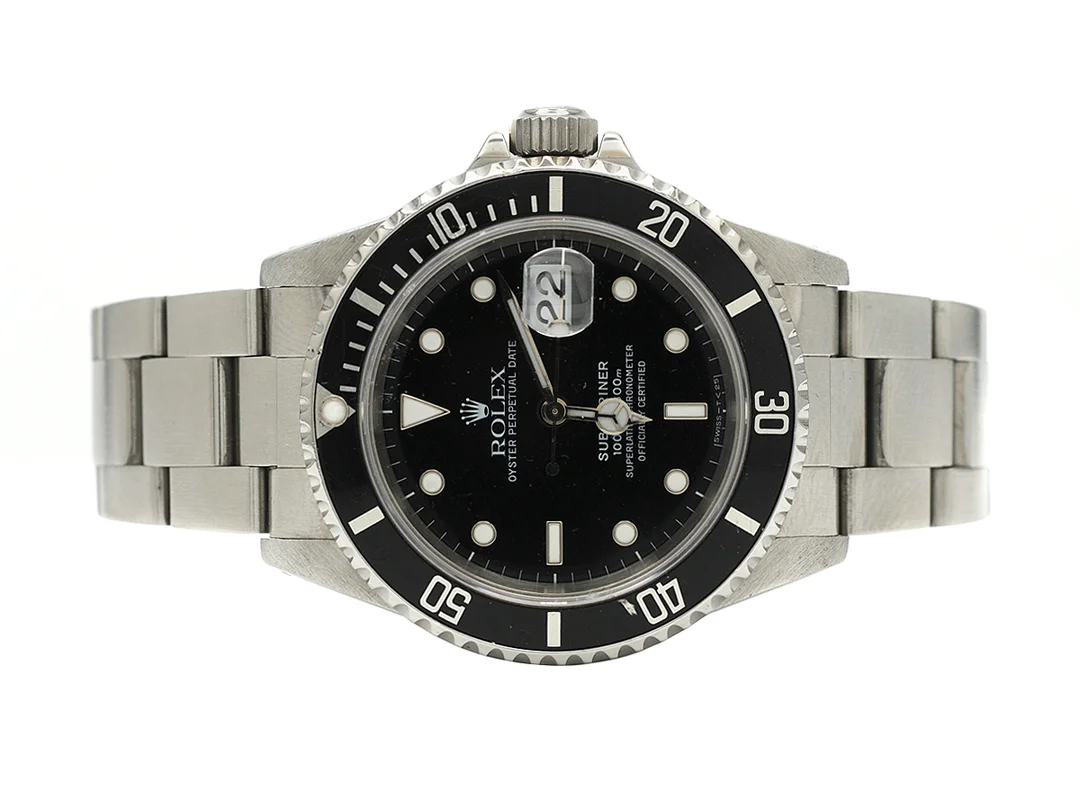 ROLEX, Oyster Perpetual Date, Submariner (1000ft=300m, SWISS-T<25), Chronometer, Ref nr. 16610, Serie nr. W518230, Cal 3135, Verk nr. 7212261, Boett nr. 16610, herrur, 40 mm, stål, automatisk, safirglas (skadat), datum, skadad urtavla, Fliplocklänk, viklås, Ref nr. 93150-W10/501 B, cert, mars 1996, box, ytterkartong. — Klockor/Rolex — Kaplans